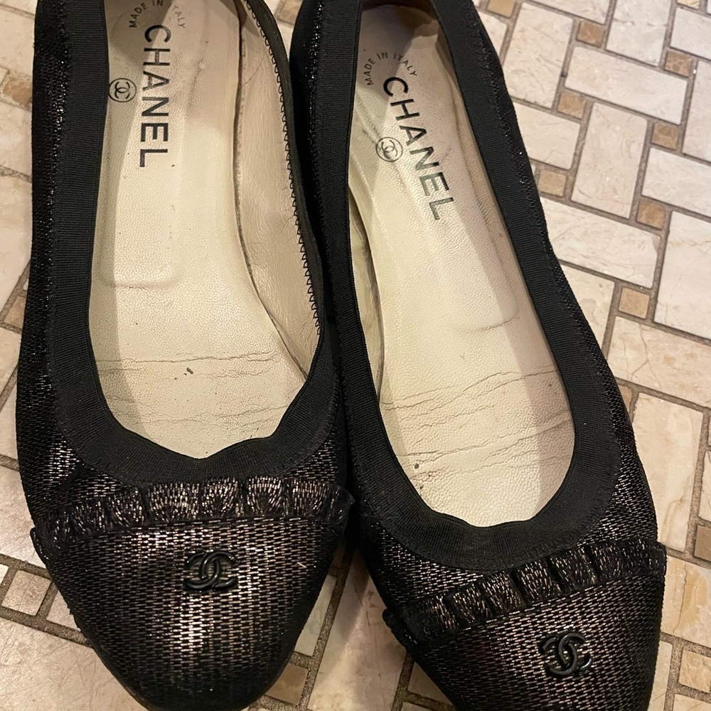 CHANEL Black Flats with Textured Detail - Picture 4 of 5